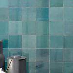 Azulejo-azul-brillante-con-acabado-artesanal
