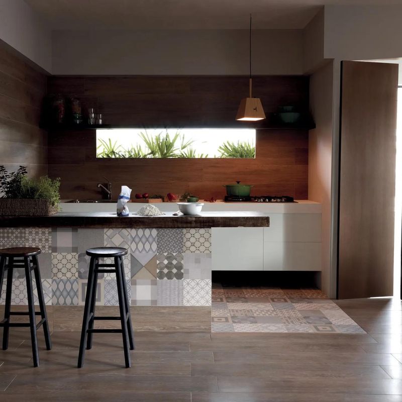 Porcelanato-mate-en-tono-cafe-con-diseño-tipo-madera-para-exteriores