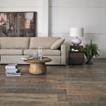 Porcelanato-mate-en-tono-cafe-con-diseño-tipo-madera