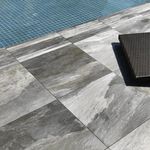 Porcelanato-en-tono-gris-mate-con-textura-piedra
