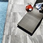 Porcelanato-en-tono-gris-mate-con-textura-piedra