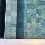 Porcelanato-en-tono-verde-mate-con-textura-piedra