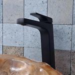 Grifo-negro-con-caño-alto-para-lavabo