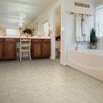 Piso-ceramico-en-tono-beige-mate-con-acabado-monocolor