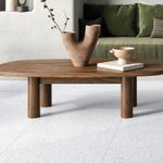 Piso-ceramico-blanco-mate-con-diseño-marmoleado
