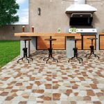 Piso-ceramico-decorado-en-tonos-grises-con-diseño-artistico