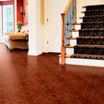 Piso-ceramico-rojo-brillante-con-textura-madera-de-44x44-cm