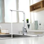 Grifo-de-cocina-con-cuello-en-L-y-mezcladora-monomando-en-laton-cromado