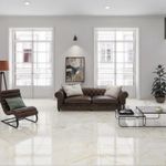 Piso-ceramico-satinado-en-tono-beige-con-diseño-marmoleado