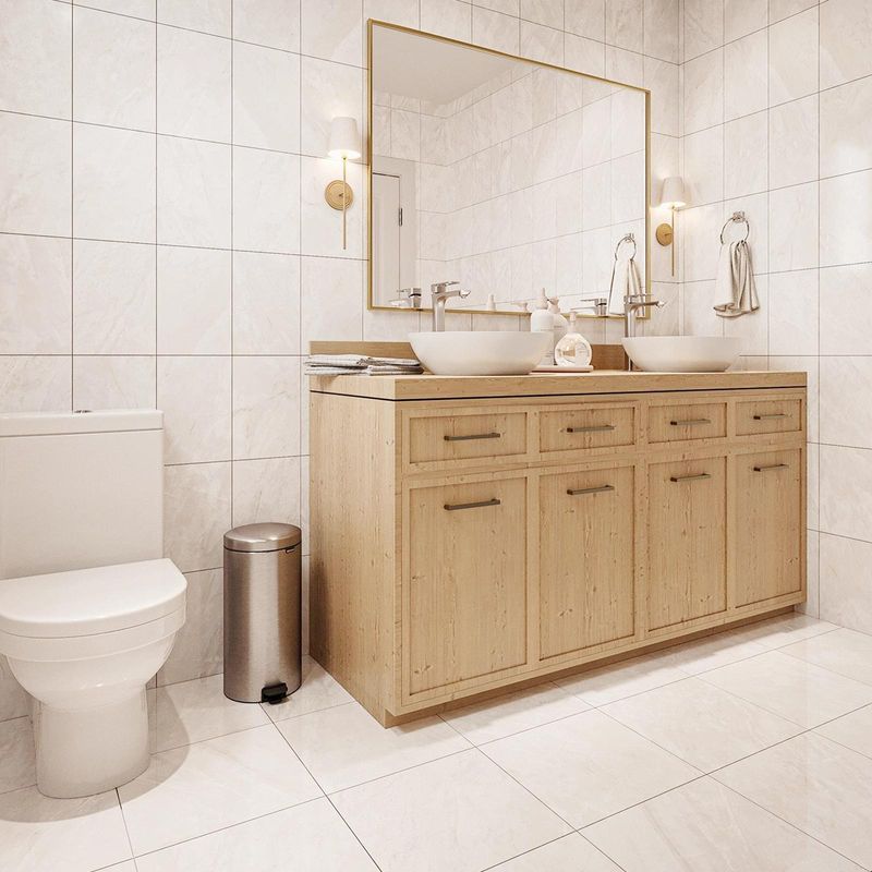 Piso-ceramico-semi-brillante-en-tono-blanco-con-diseño-marmoleado