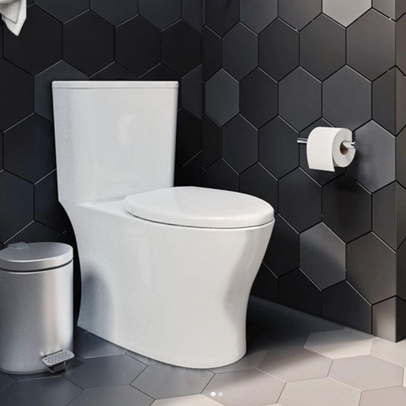 Inodoro-one-piece-blanco-con-diseño-moderno-y-asiento-elongado-de-cierre-lento