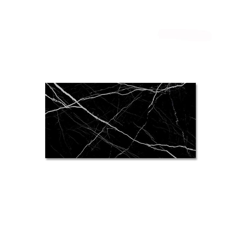 Porcelanato-rectangular-pulido-en-negro-con-vetas-dramaticas-para-espacios-sofisticados