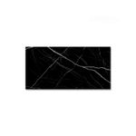 Porcelanato-rectangular-pulido-en-negro-con-vetas-dramaticas-para-espacios-sofisticados