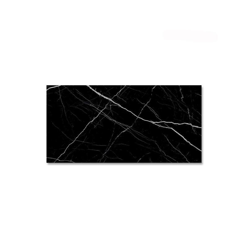 Porcelanato-rectangular-pulido-en-negro-con-vetas-dramaticas-para-espacios-sofisticados