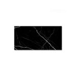 Porcelanato-rectangular-pulido-en-negro-con-vetas-dramaticas-para-espacios-sofisticados