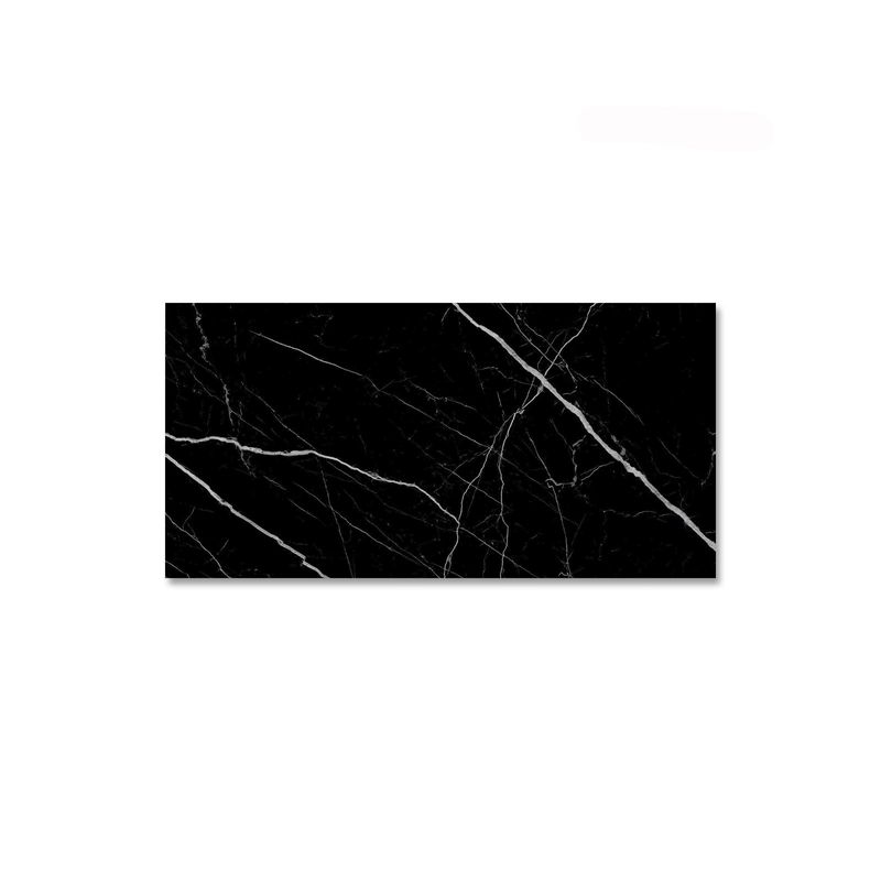 Porcelanato-rectangular-pulido-en-negro-con-vetas-dramaticas-para-espacios-sofisticados