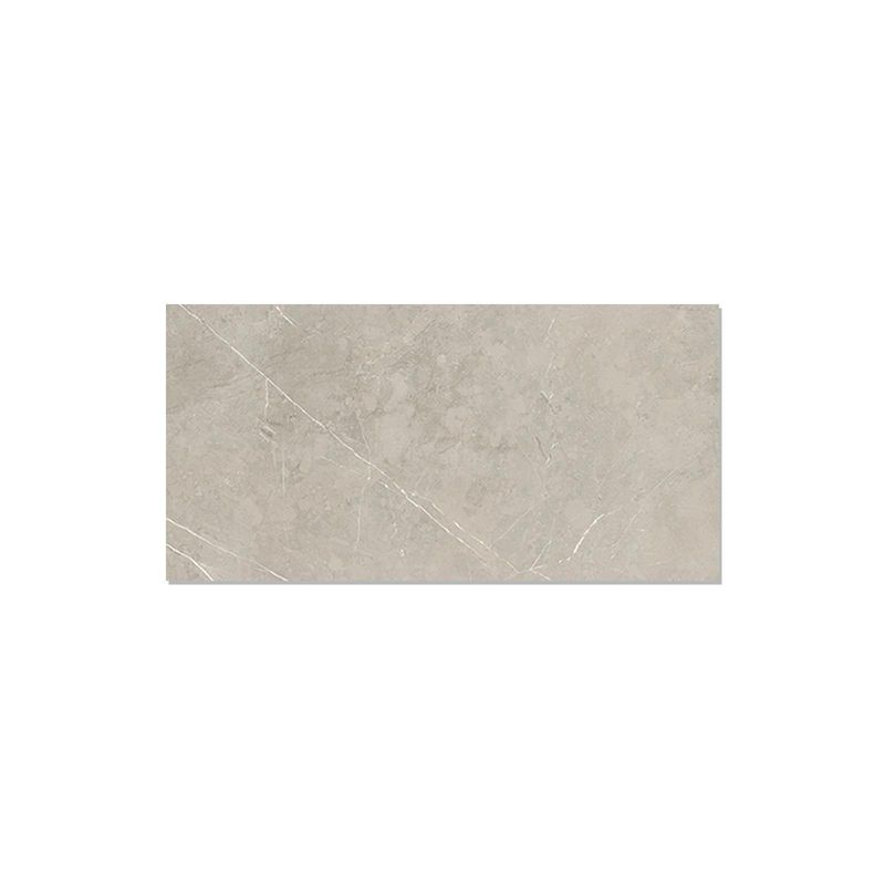 Gres-brillante-en-gris-claro-con-diseño-marmoleado