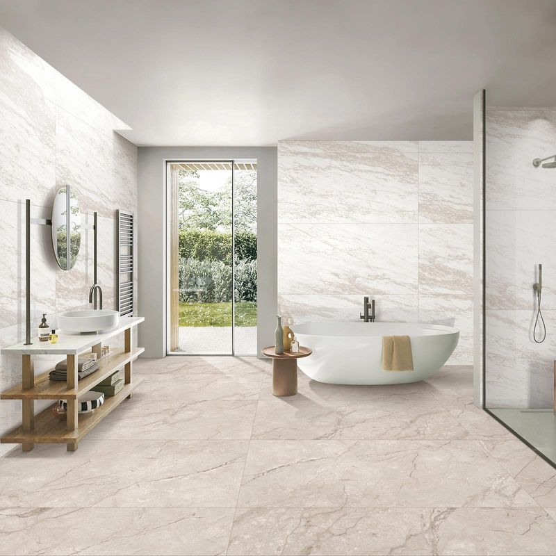 Porcelanato-pulido-en-gris-claro-con-diseño-marmoleado