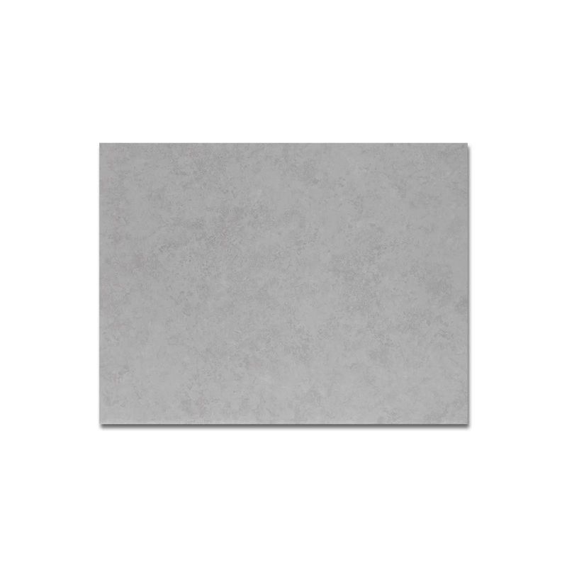 Piso-ceramico-mate-en-tono-gris-con-diseño-marmoleado
