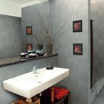 Piso-ceramico-mate-en-tono-gris-con-diseño-marmoleado
