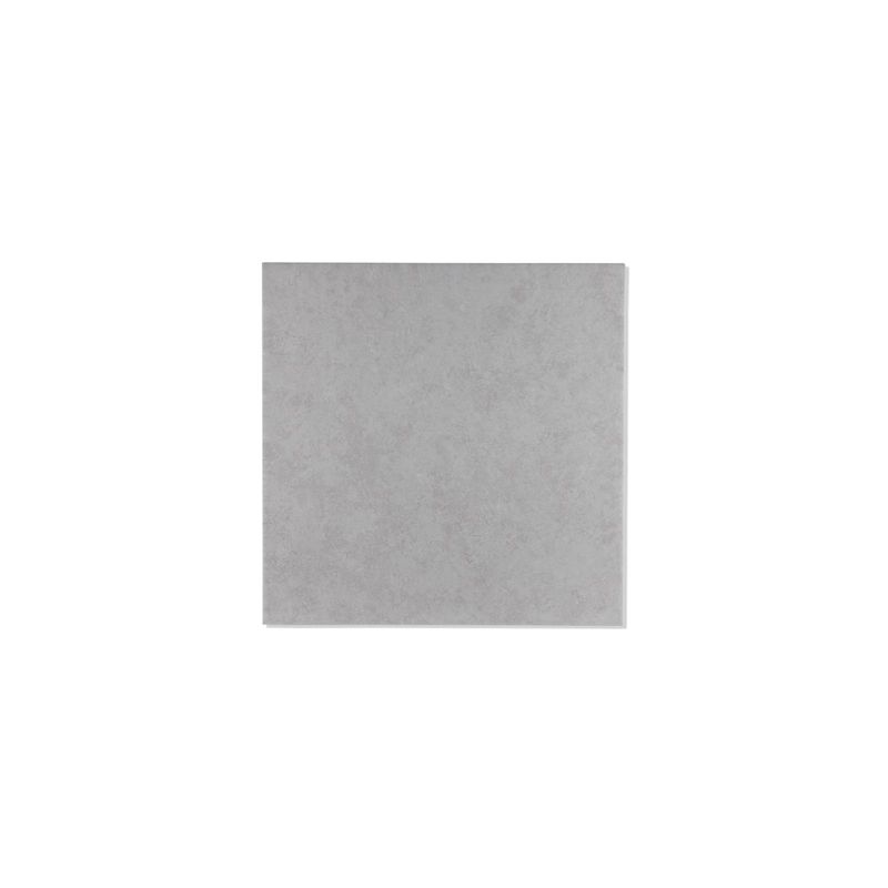 Piso-ceramico-mate-en-tono-gris-con-diseño-marmoleado