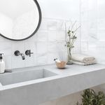 Porcelanato-mate-en-blanco-con-diseño-calacatta