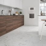 Porcelanato-mate-en-blanco-con-diseño-calacatta