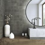 Porcelanato-mate-en-tono-carbon-con-diseño-tallado