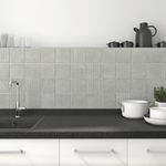 Porcelanato-mate-en-tono-gris-con-diseño-tallado