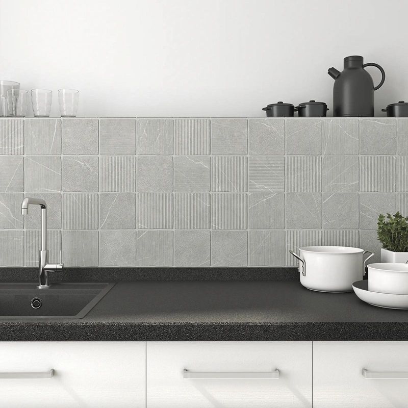 Porcelanato-mate-en-tono-gris-con-diseño-tallado