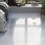 Gres-brillante-blanco-marmoleado-en-formato-rectangular-60x60-cm
