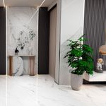 Porcelanato-rectangular-blanco-pulido-con-vetas-suaves-para-ambientes-modernos-y-refinados