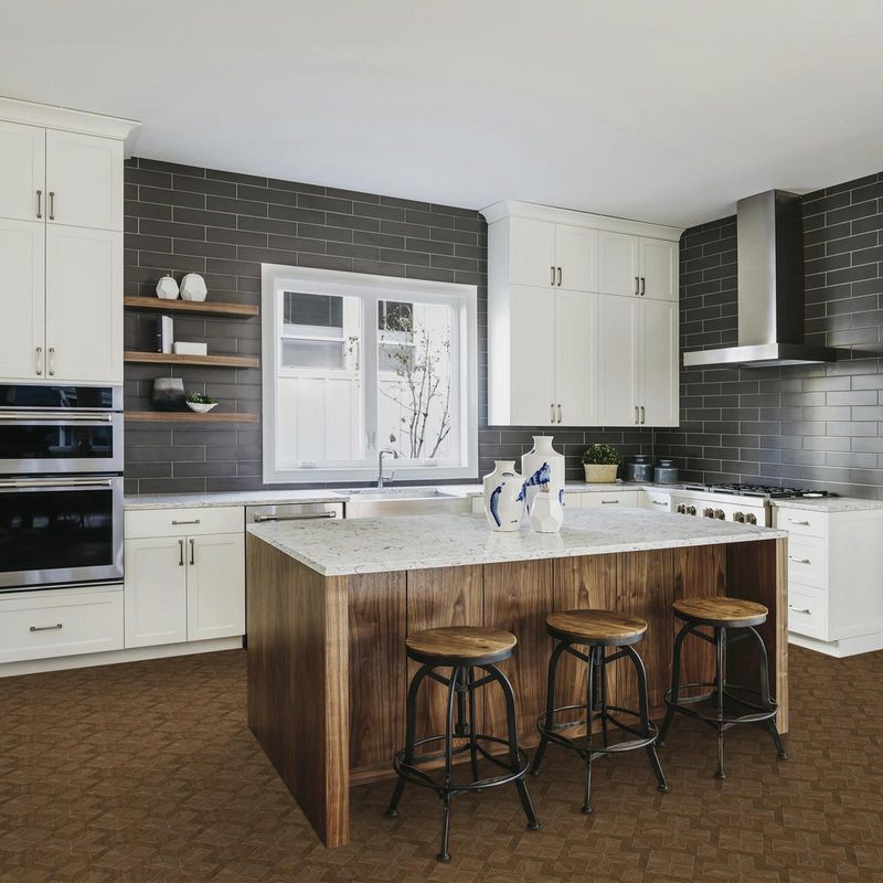 Piso-ceramico-semi-brillante-color-cafe-caoba