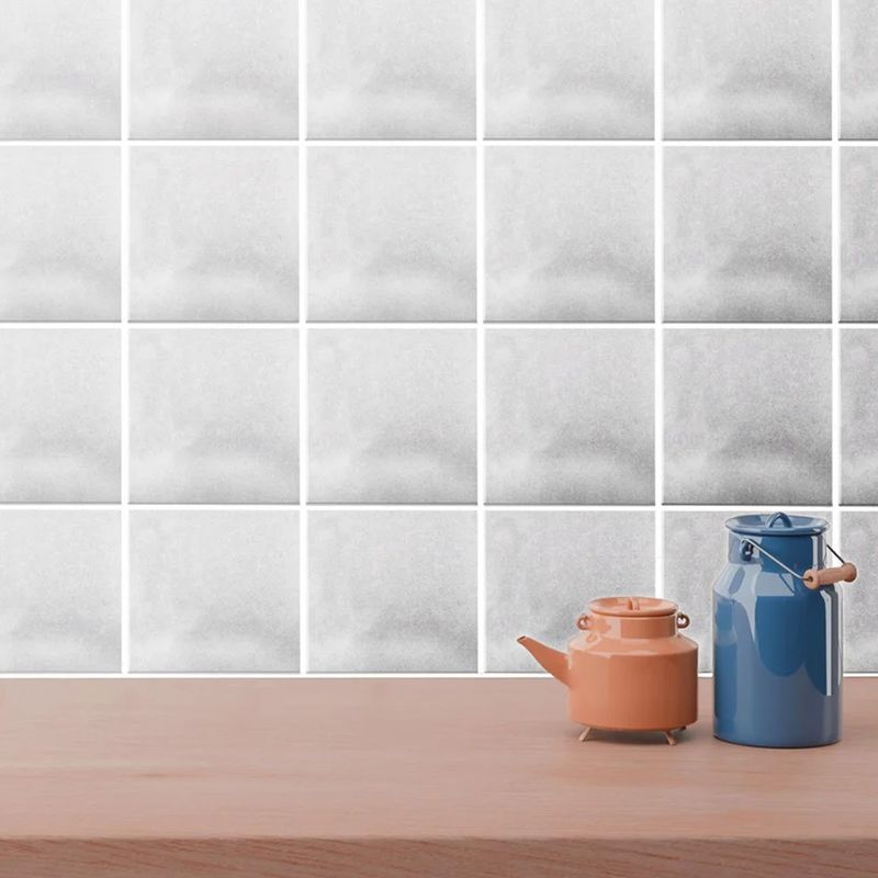 Elegante-piso-ceramico-gris-mate-con-acabado-marmoleado