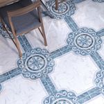 Piso-ceramico-azul-con-diseño-geometrico