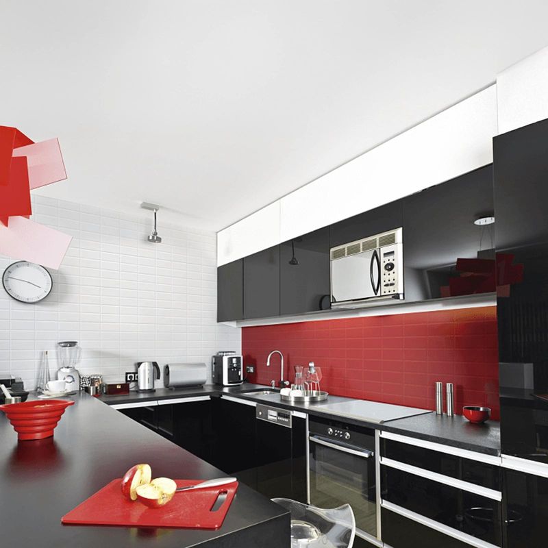 Piso-ceramico-blanco-brillante-en-formato-rectangular