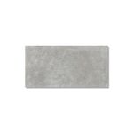 Porcelanato-cemento-en-tono-gris-con-formato-alargado